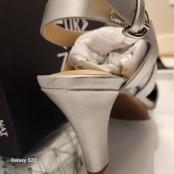 Naturalizer "Dee" Siler Metallic Heeled Sandals. NIB. Size 6.5 Wide - Picture 4 of 12